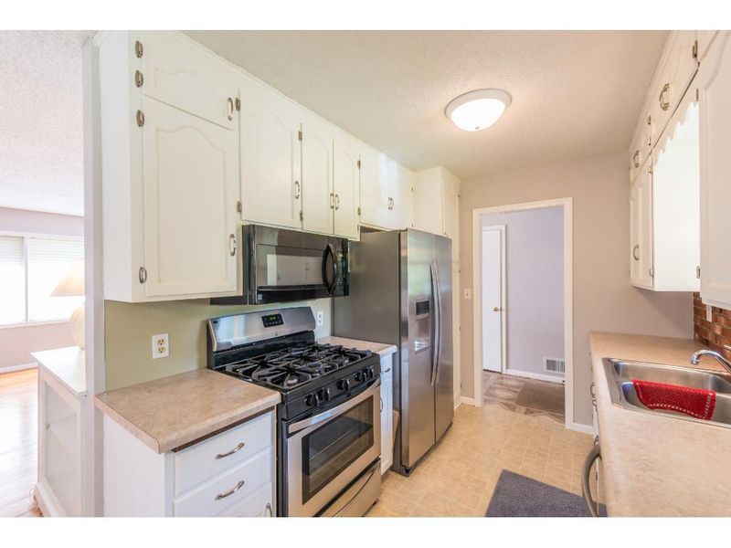 5238 Holiday Rd, Minnetonka, MN 55345