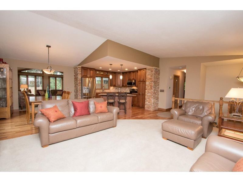 15212 Tyacke Dr, Burnsville, MN 55306