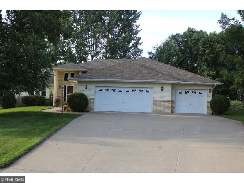 717 Wildflower Ln, Sauk Rapids, MN 56379