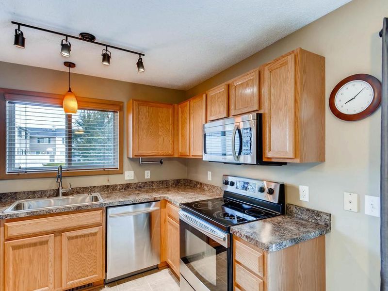 15536 Foghorn Ln, Apple Valley, MN 55124