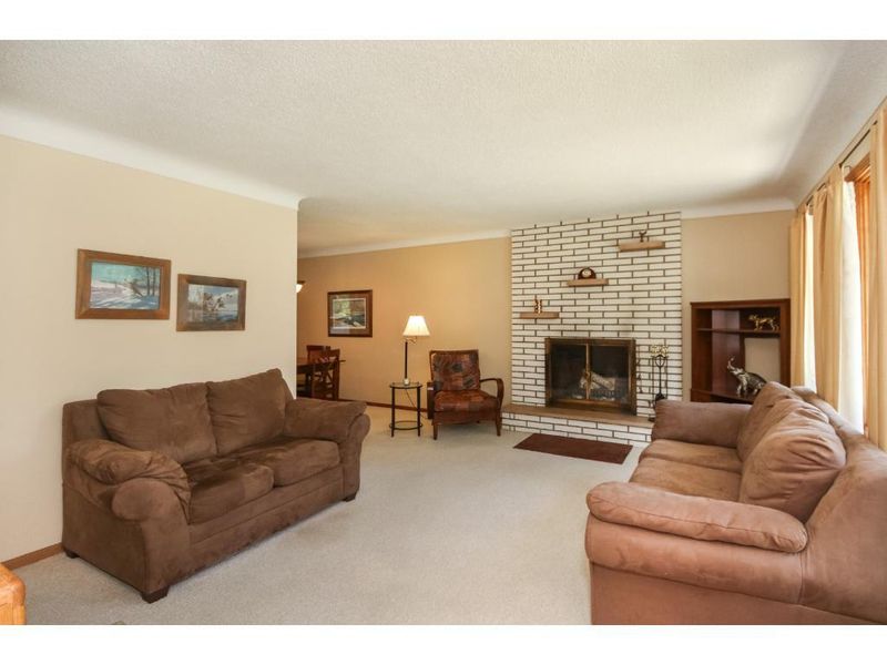 2581 Bittersweet Ln, Maplewood, MN 55109