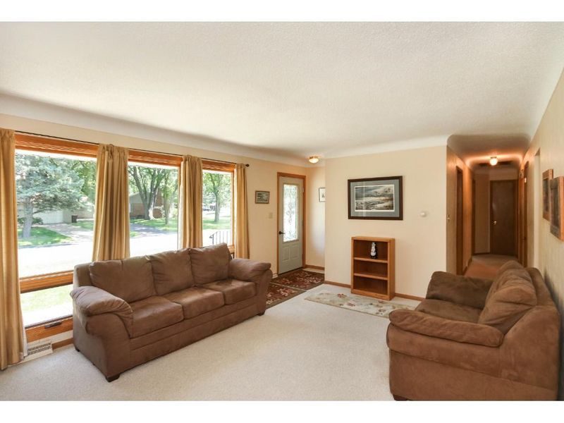 2581 Bittersweet Ln, Maplewood, MN 55109