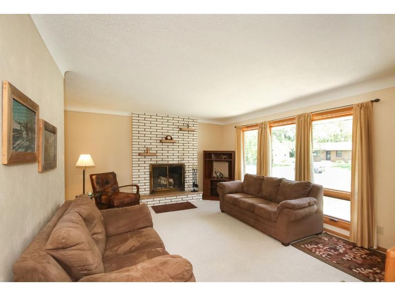2581 Bittersweet Ln, Maplewood, MN 55109