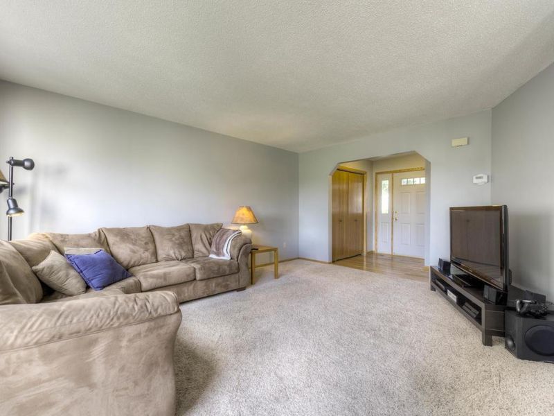 1416 Hilo Ave N, Oakdale, MN 55128