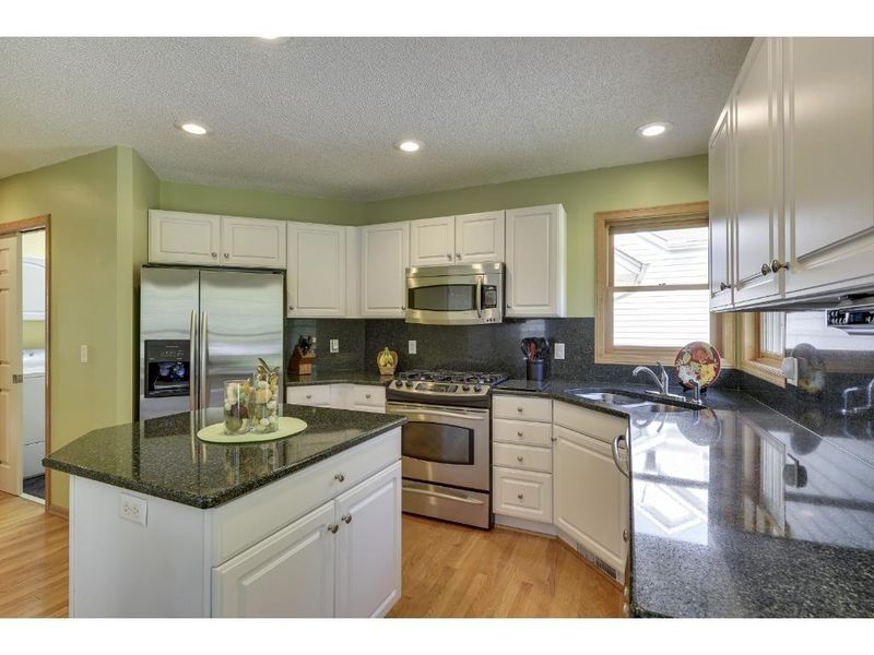 6767 Marsh Ridge Ct, Eden Prairie, MN 55346