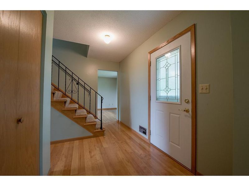 20 E 129th St, Burnsville, MN 55337
