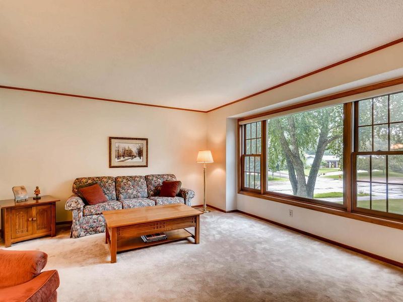 1805 Summit Ln, Mendota Heights, MN 55118