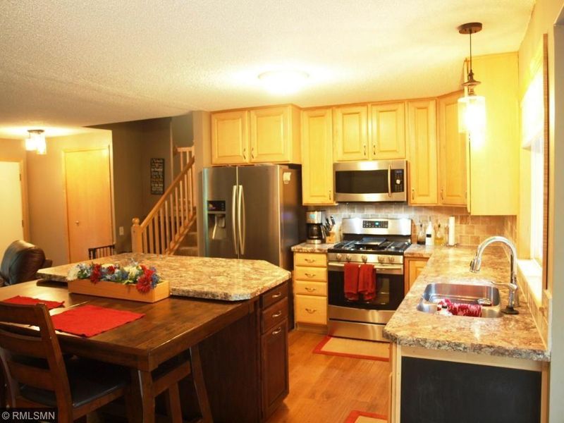 1752 Hickory Hill Dr, Eagan, MN 55122