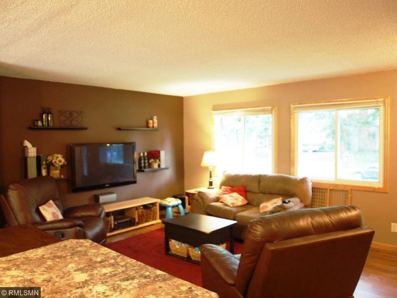 1752 Hickory Hill Dr, Eagan, MN 55122