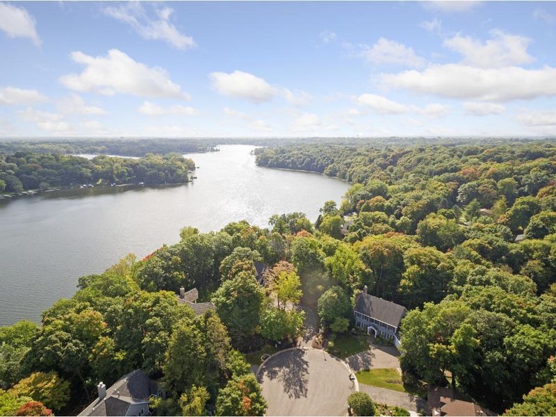 764 Lake Point Dr, Chanhassen, MN 55317
