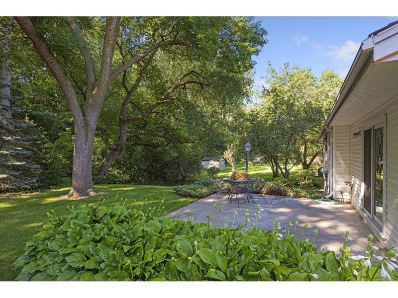 1437 Lacota Ln, Burnsville, MN 55337