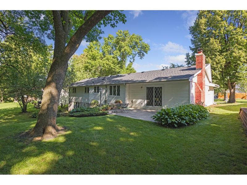 1437 Lacota Ln, Burnsville, MN 55337