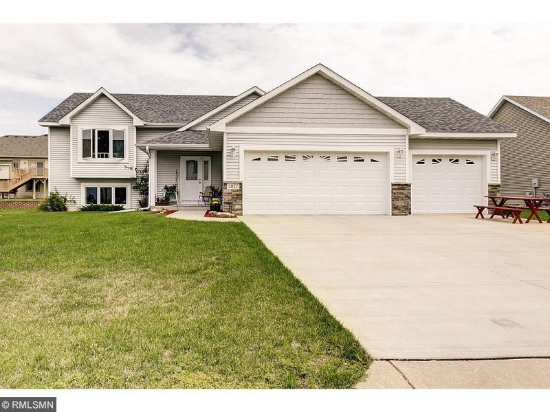 2827 Oak Lawn Dr, Northfield, MN 55057