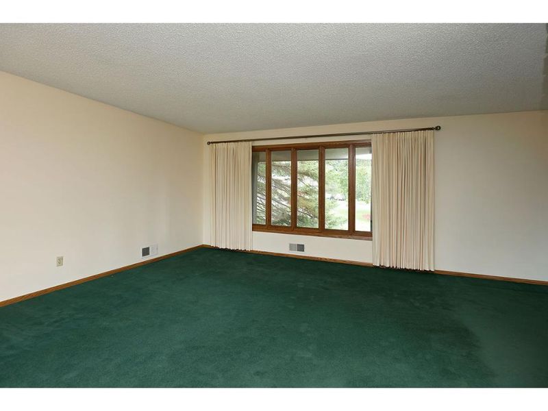 697 Freeway Rd S, Mendota Heights, MN 55118