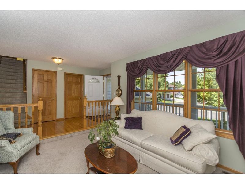 284 Windsor Ln, Mahtomedi, MN 55115