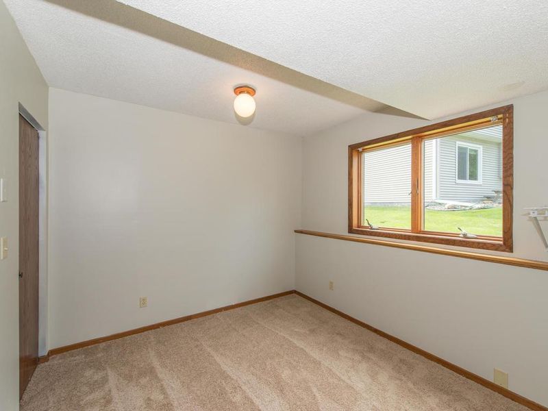 1008 Gramsey Pl, Burnsville, MN 55306