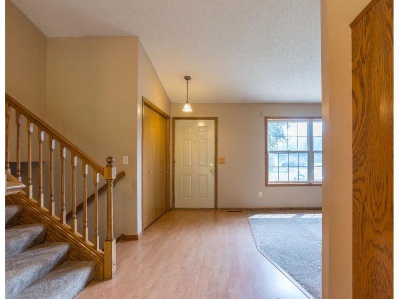6954 4th Street Ct N, Oakdale, MN 55128