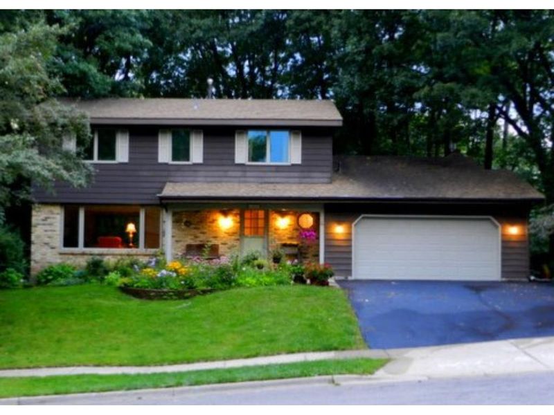 9840 Edgewood Rd, Bloomington, MN 55438