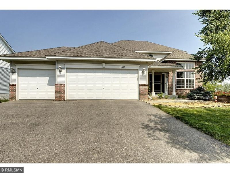 1612 Pinnacle Dr, Dundas, MN 55019