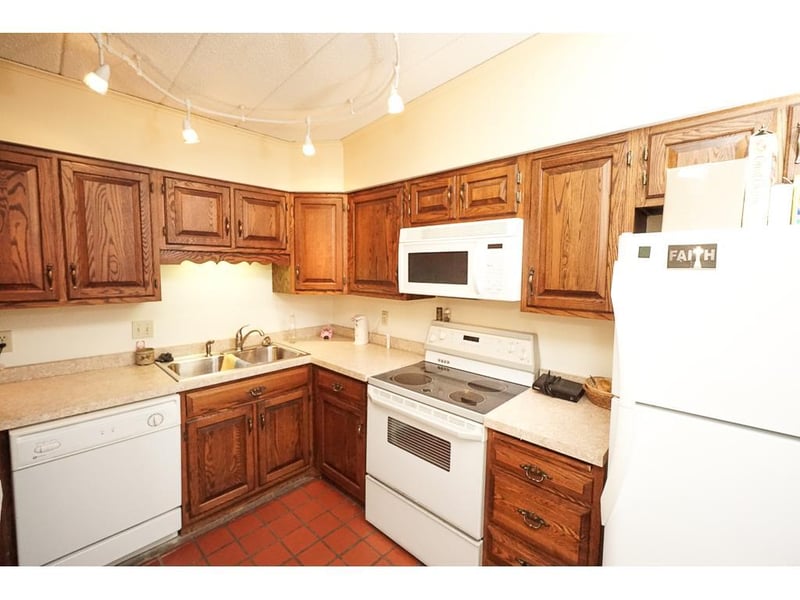 3096 Ridgewood Rd, Roseville, MN 55112