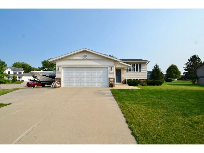 311 Perry Ct, Zumbrota, MN 55992