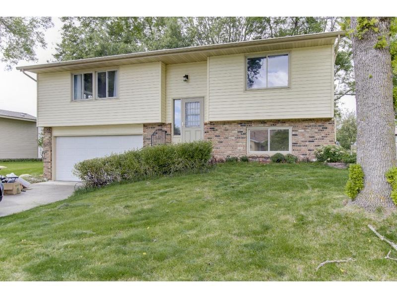 8417 Idaho Ave N, Brooklyn Park, MN 55445