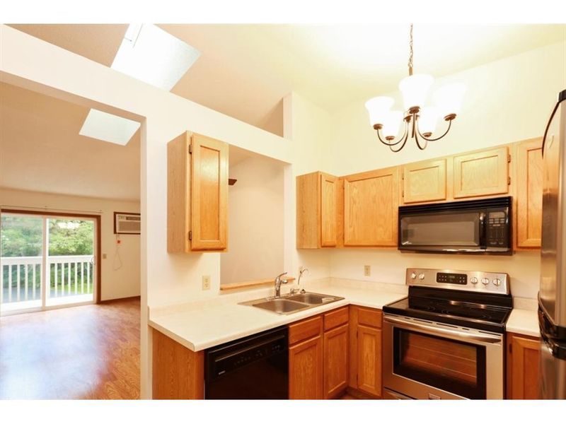 17460 Pond Cir, Eden Prairie, MN 55346