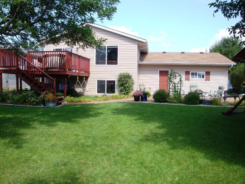 910 8th Ave NW, Hutchinson, MN 55350