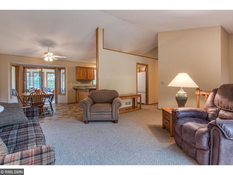 6864 Upper 28th St N, Oakdale, MN 55128