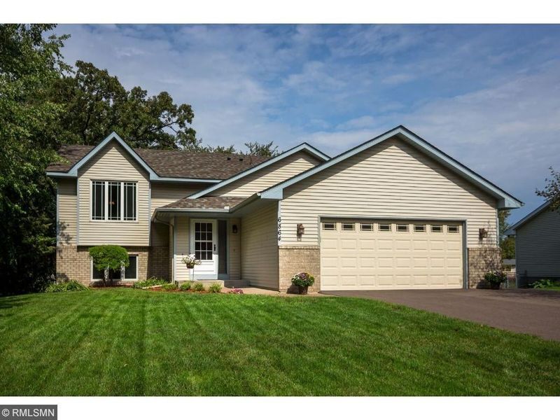 6864 Upper 28th St N, Oakdale, MN 55128