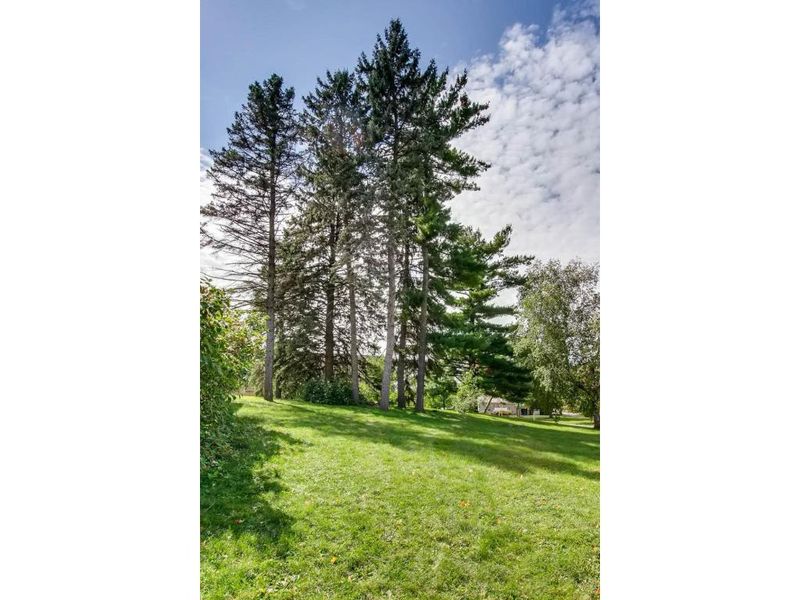 319 W 77th St, Chanhassen, MN 55317