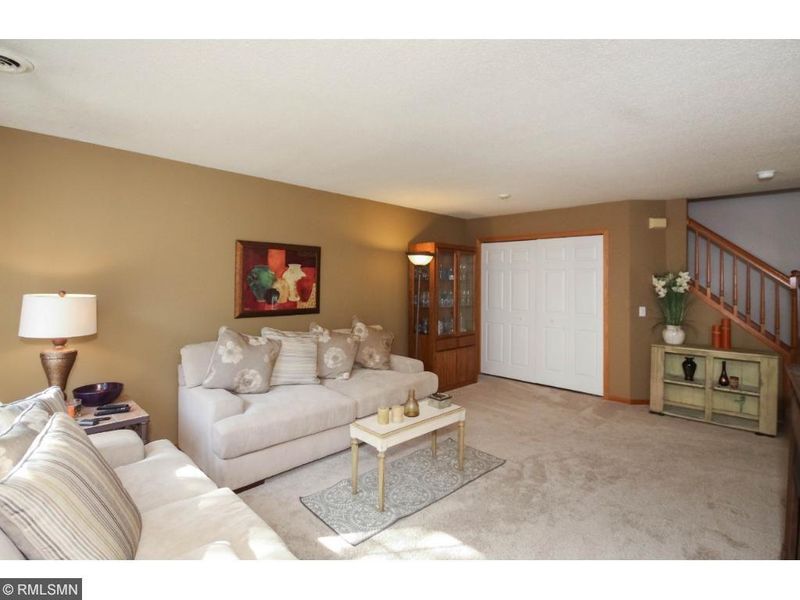 405 Leeward Trl, Woodbury, MN 55129
