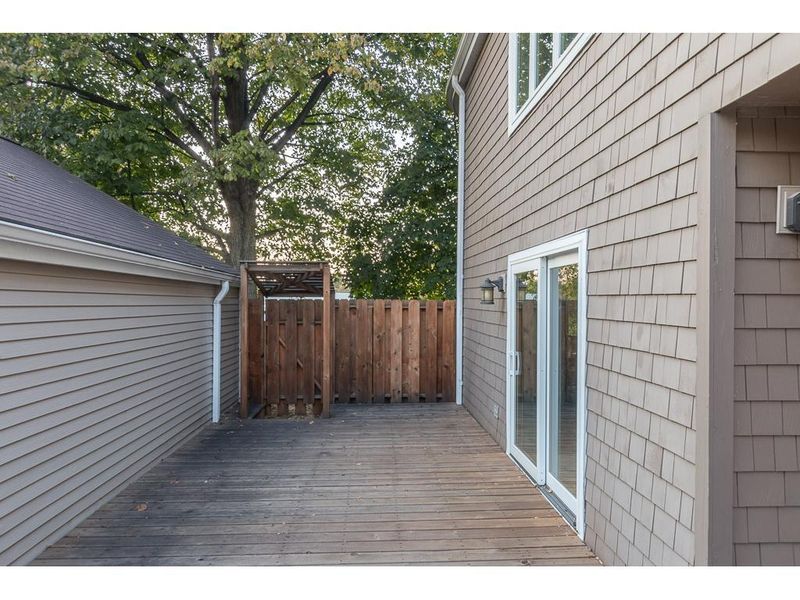 1129 Edgcumbe Rd, Saint Paul, MN 55105