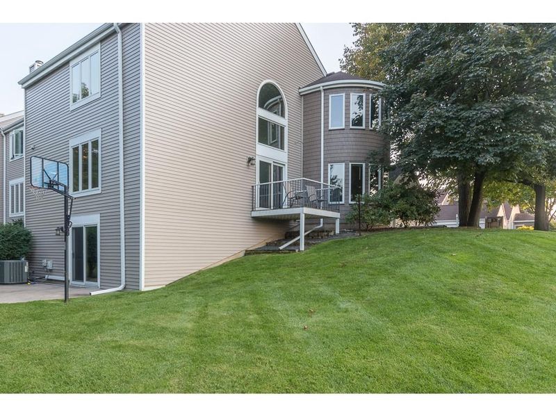 1129 Edgcumbe Rd, Saint Paul, MN 55105