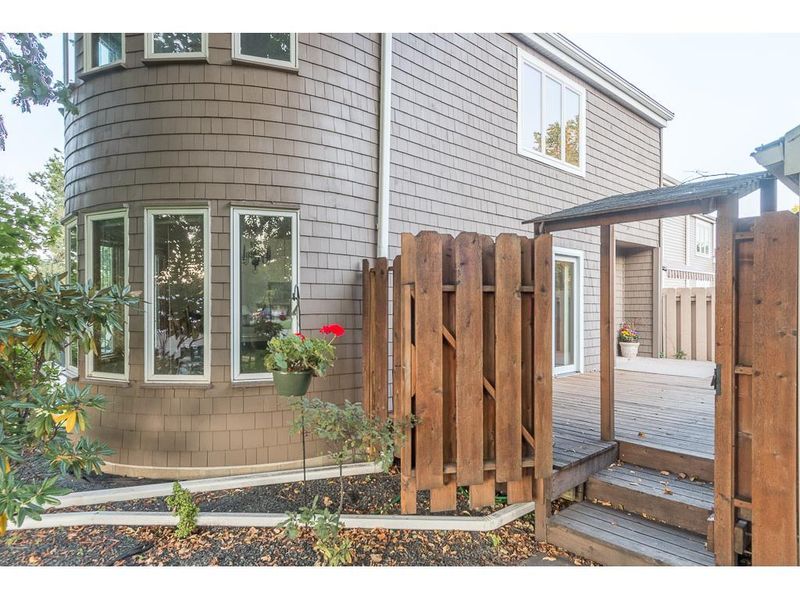 1129 Edgcumbe Rd, Saint Paul, MN 55105