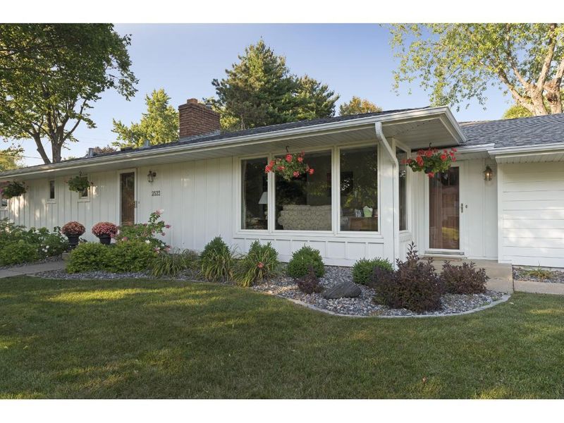 2523 Stanbridge Ave, Roseville, MN 55113