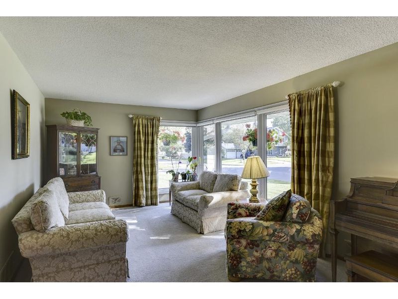 2523 Stanbridge Ave, Roseville, MN 55113