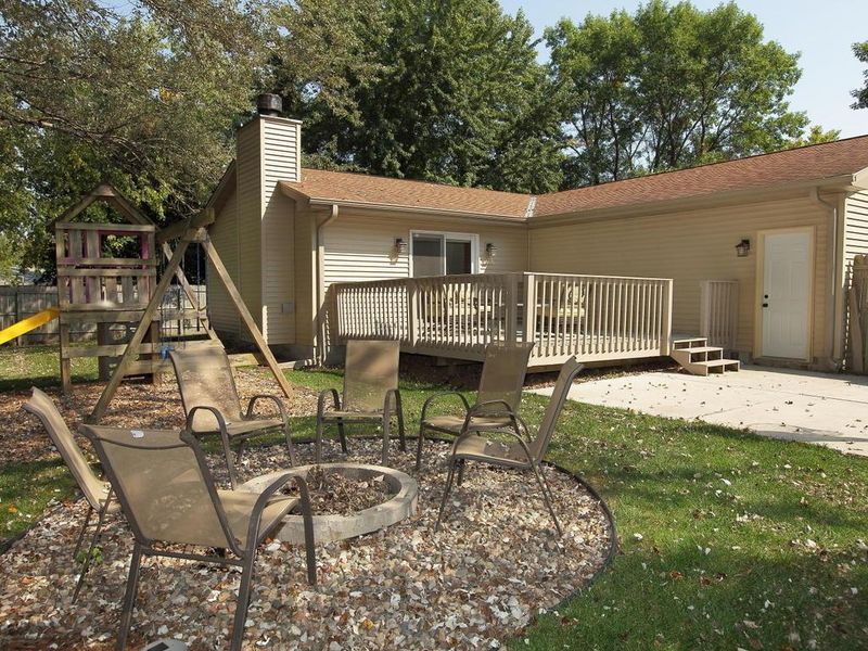 688 Northgate Dr, Winsted, MN 55395