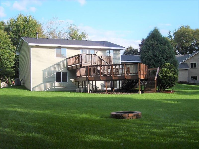 915 99th Cir NE, Blaine, MN 55434