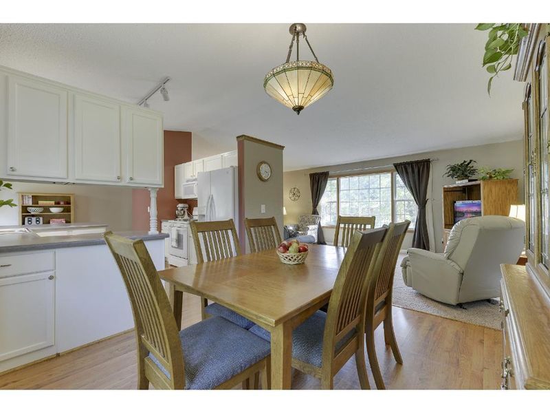 1825 Bielenberg Dr, Woodbury, MN 55125