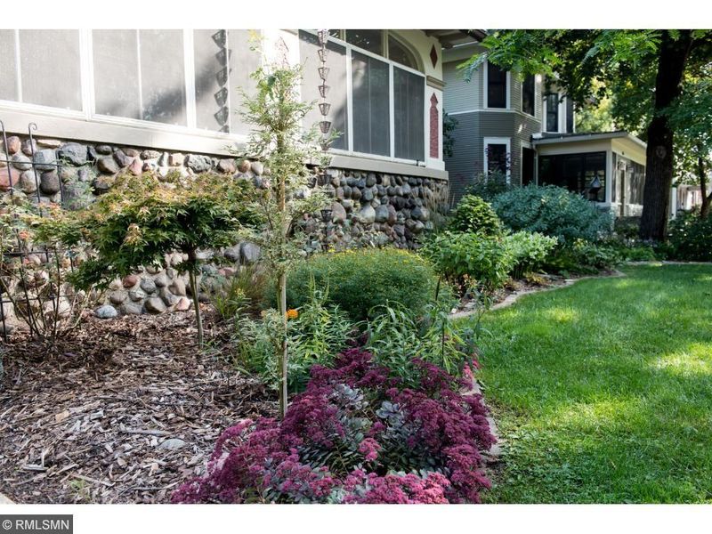 1049 Lincoln Ave, Saint Paul, MN 55105