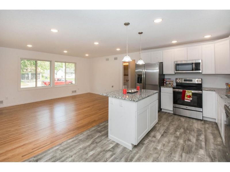 948 Cortland Dr, Apple Valley, MN 55124