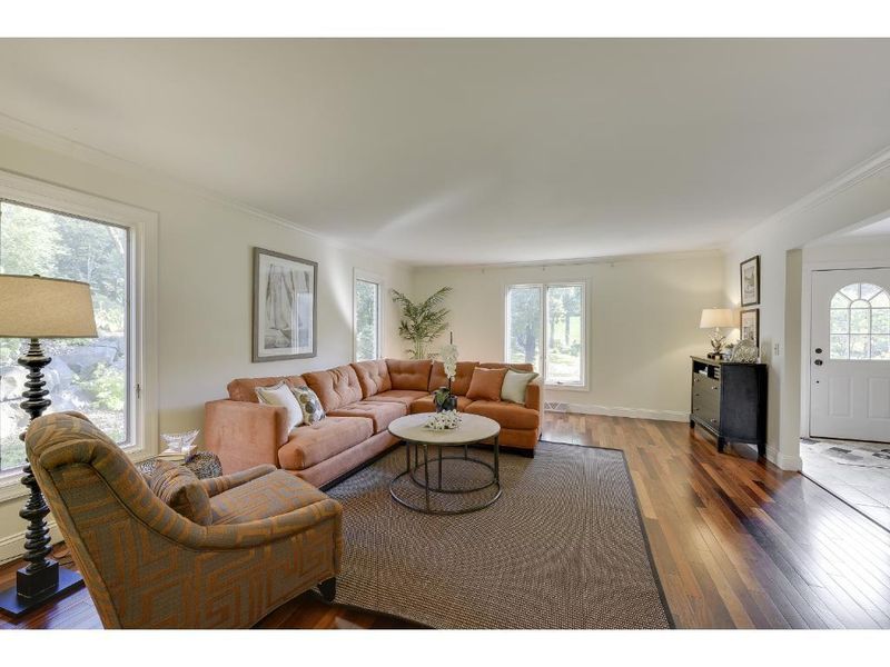 7004 Tupa Dr, Edina, MN 55439