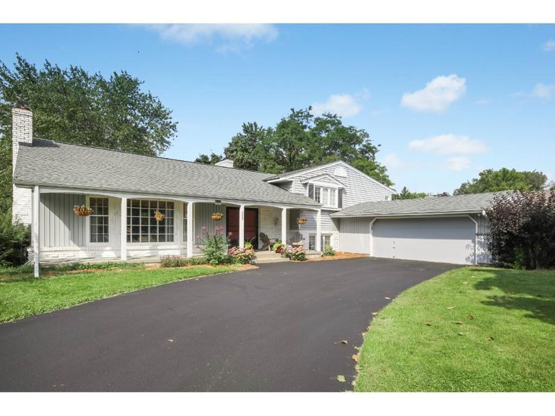 757 Upper Colonial Dr, Mendota Heights, MN 55118