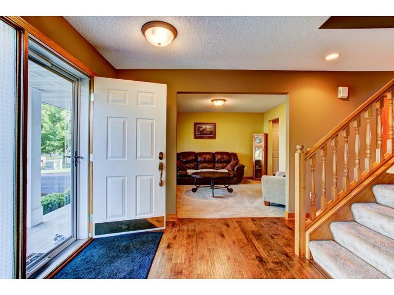 7329 Deer Pass Dr, Hugo, MN 55038