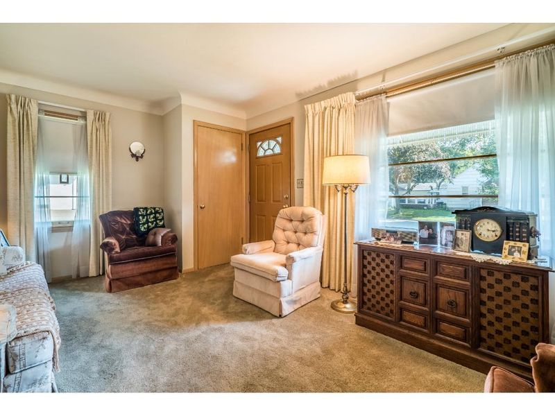 1661 Rose Ave E, Saint Paul, MN 55106