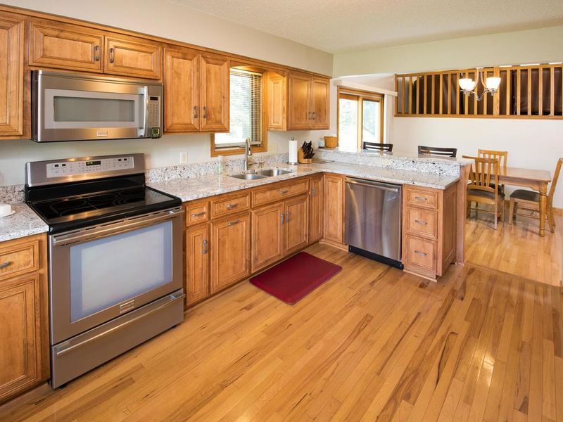 15805 49th Ave N, Plymouth, MN 55446