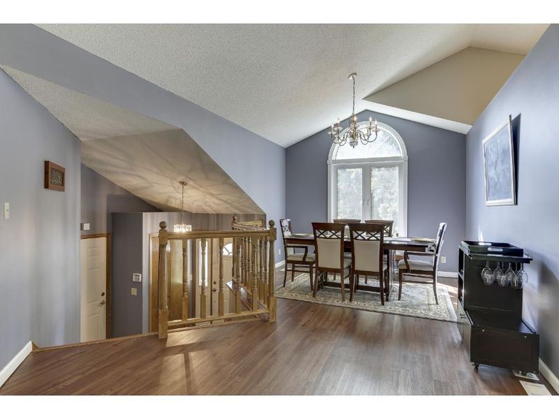2324 Moreland Ct E, Maplewood, MN 55119