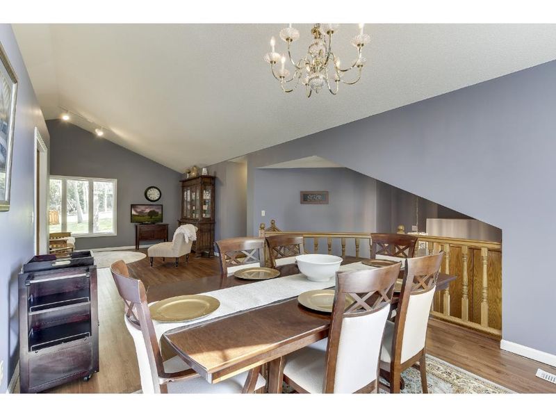 2324 Moreland Ct E, Maplewood, MN 55119