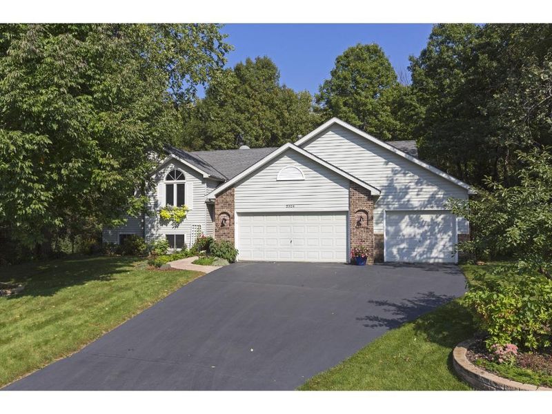 2324 Moreland Ct E, Maplewood, MN 55119